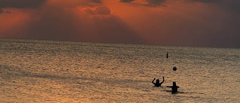 Plage, chaises longues, serviettes de plage