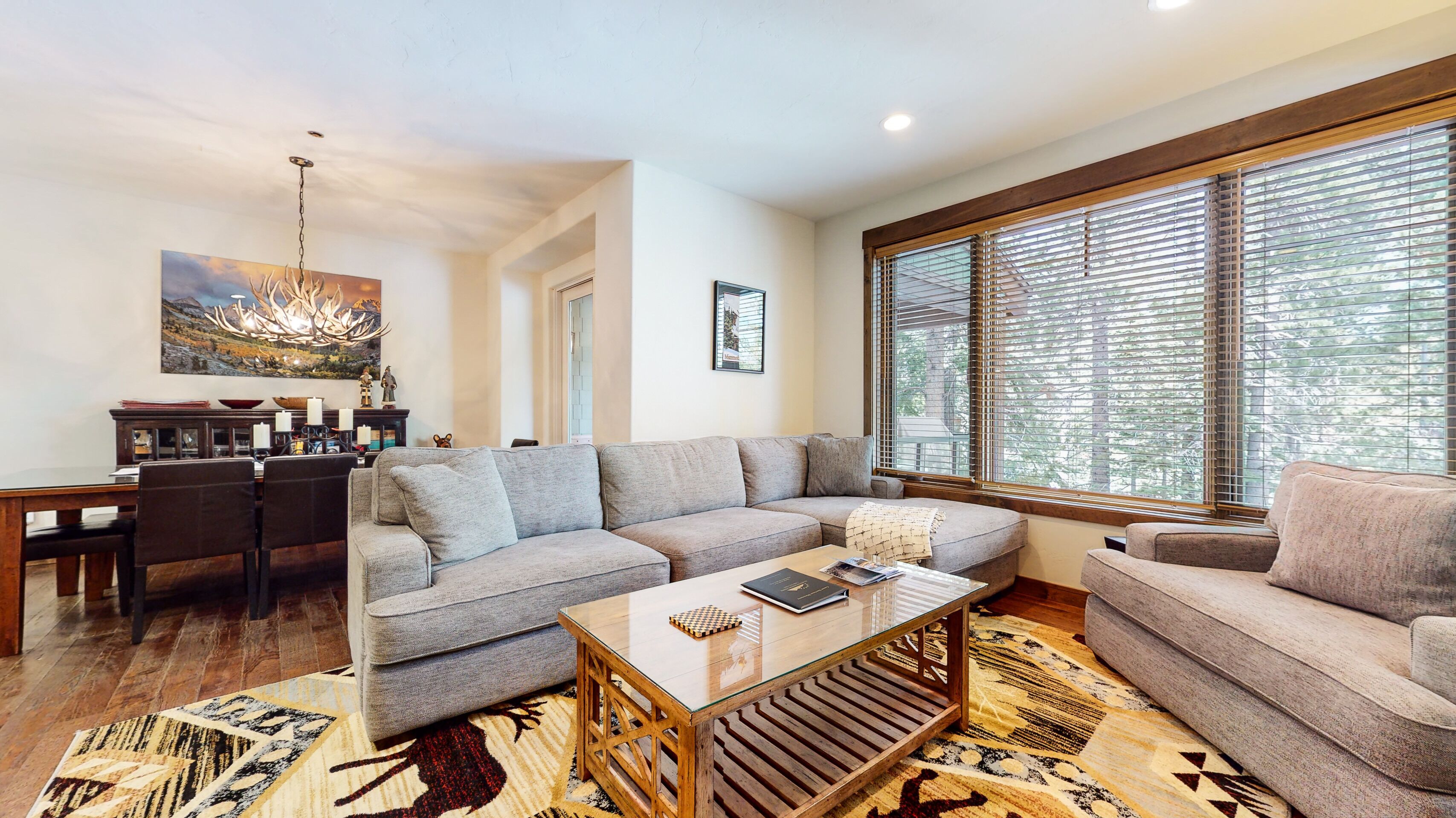 Pet Friendly Luxury Home on Golf Course. Private Balcony, BBQ, Hot Tub
