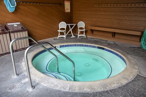 Pool - Spacious Homey Mountain Condo. Pool & Tennis Court On-site. Near Restaurants (Mammoth Lakes)