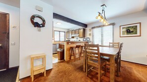 Dining - Spacious Homey Mountain Condo. Pool & Tennis Court On-site. Near Restaurants (Mammoth Lakes)