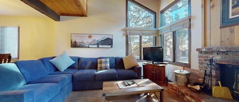 Smart TV, chimenea, reproductor de DVD y estéreo