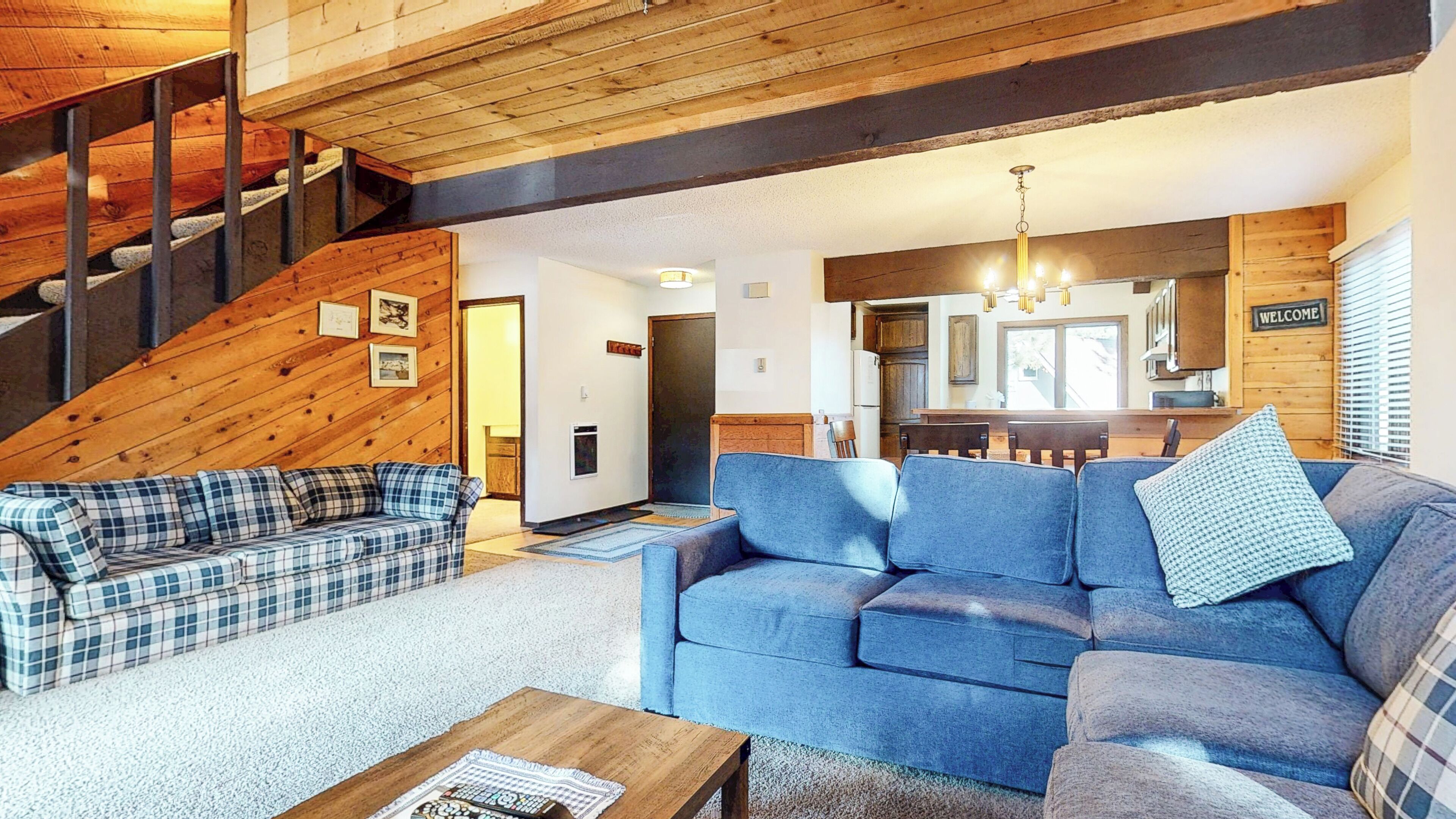 Smart TV, chimenea, reproductor de DVD y estéreo 