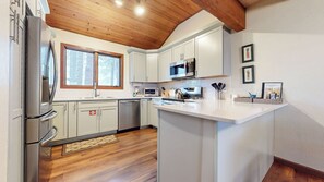 Jääkaappi, mikroaaltouuni, uuni, liesi