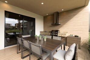 Outdoor dining - Gorgeous Home! New, Near Disney, Free Parking, Free Wi-Fi Family Friendly Pool (Kissimmee)