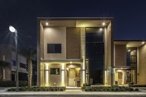 Exterior - Gorgeous Home! New, Near Disney, Free Parking, Free Wi-Fi Family Friendly Pool (Kissimmee)