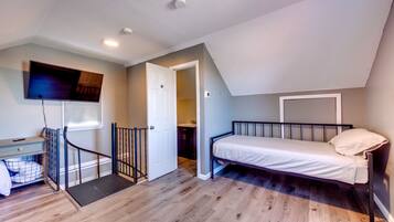 5 bedrooms, iron/ironing board, free WiFi, bed sheets