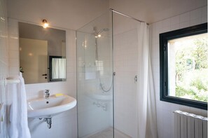 Bruser, hårtørrer, bidet, håndklæder