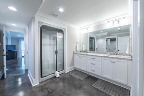 Combined shower/bathtub, jetted bath, hair dryer, towels - Cozy Cottage at Lake Oconee • Walk-Out Patio • Scenic Porch • Sleeps 8 (Eatonton)