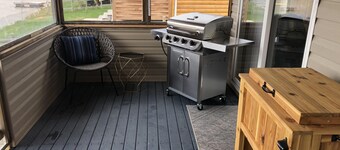 Water Front Cottage near Waterton (30 min)