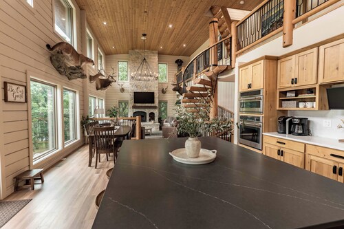 The Gathering Lodge is a relaxing, private log house with a stunning view. 