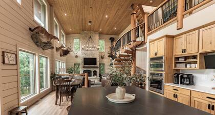 The Gathering Lodge is a relaxing, private log house with a stunning view.