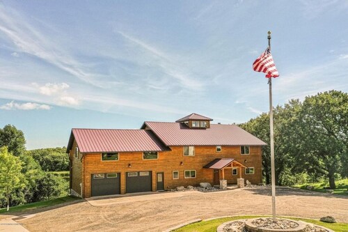 The Gathering Lodge is a relaxing, private log house with a stunning view. 
