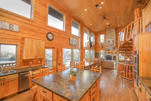 The Gathering Lodge is a relaxing, private log house with a stunning view. 