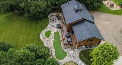 The Gathering Lodge is a relaxing, private log house with a stunning view.