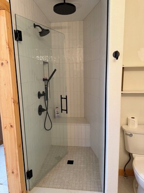 Ensemble douche/baignoire, sèche-cheveux, serviettes fournies, savon