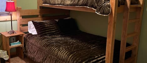 6 bedrooms, desk, iron/ironing board, free WiFi