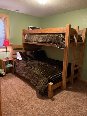 6 bedrooms, desk, iron/ironing board, free WiFi