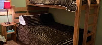 The Gathering Lodge is a relaxing, private log house with a stunning view. 