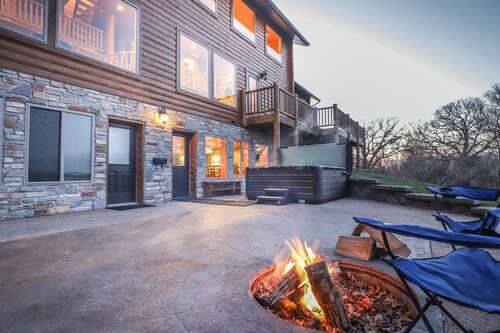 The Gathering Lodge is a relaxing, private log house with a stunning view. 