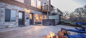 The Gathering Lodge is a relaxing, private log house with a stunning view. 