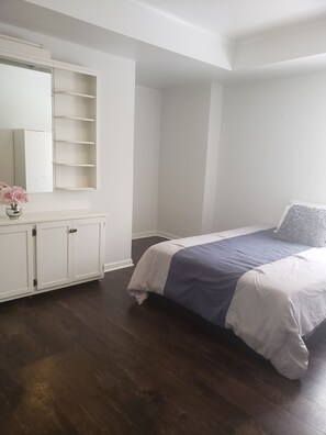 1 bedroom, iron/ironing board, WiFi, bed sheets - Namaste House (LAWRENCEVILLE)