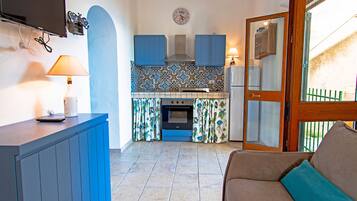 Een koelkast, een oven, een koffiezetapparaat/waterkoker