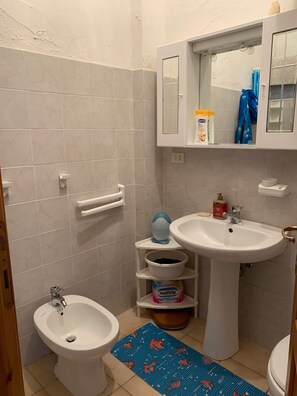 Doccia, asciugacapelli, bidet, asciugamani