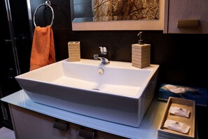 Dusche, Haartrockner, Handtücher, Toilettenpapier