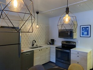 Réfrigérateur, micro-ondes, four, plaque de cuisson