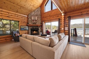 Smart TV, chimenea, reproductor de DVD y futbolito