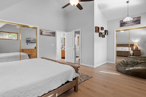 3 bedrooms, iron/ironing board, free WiFi, bed sheets - 3 Cubs Lakefront Cabin - Lakefront, Dock, Hot Tub, Foosball, Ping Pong, Lake View (Big Bear Lake)