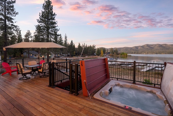 Outdoor dining - 3 Cubs Lakefront Cabin - Lakefront, Dock, Hot Tub, Foosball, Ping Pong, Lake View (Big Bear Lake)