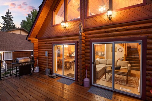 3 Cubs Lakefront Cabin - Lakefront Big Bear Cabin w/ Hot Tub & Private Dock