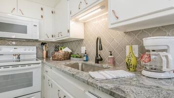 Geladeira, micro-ondas, fogão, cooktop