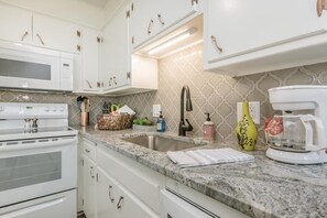 ثلاجة، ميكروويف، فرن، موقد طهي مسطح