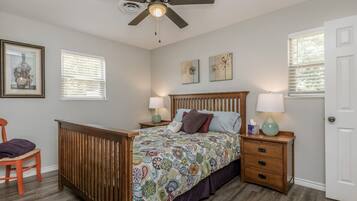 3 quartos, escrivaninha, ferros/tábuas de passar roupa