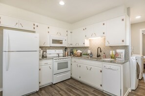 ثلاجة، ميكروويف، فرن، موقد طهي مسطح