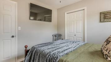 3 quartos, escrivaninha, ferros/tábuas de passar roupa