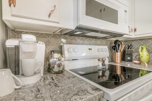 Fridge, microwave, oven, stovetop - The Rustic Willow (Dumas)