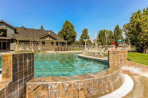 Spacious getaway near town with private hot tub, pool access, and fast WiFi
