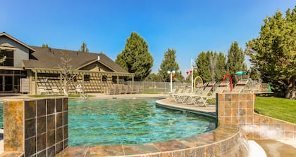 Spacious getaway near town with private hot tub, pool access, and fast WiFi