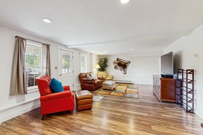 TV, DVD player, video library - Private Dog-friendly home: w/ hot tub, mountain views & trails (Lancaster)