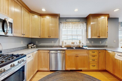 Private Dog-friendly home: w/ hot tub, fireplace, mountain views & trails