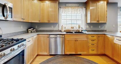 Private Dog-friendly home: w/ hot tub, fireplace, mountain views & trails