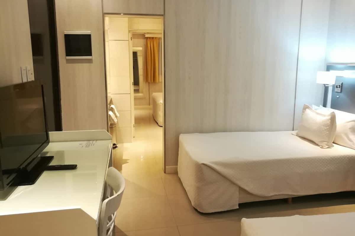 Minibar, caja de seguridad en la habitación y escritorio