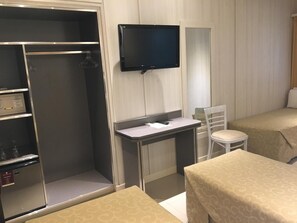 Habitación triple | Minibar, caja de seguridad en la habitación y escritorio 