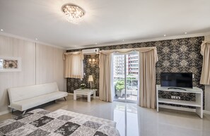 Suite estudio Deluxe | Minibar, caja de seguridad en la habitación y escritorio 