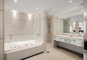 Shower, free toiletries, hair dryer, bidet - Nuevo Ostende Hotel (Mar del Plata)