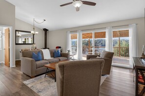 Een televisie, een open haard en een stereo