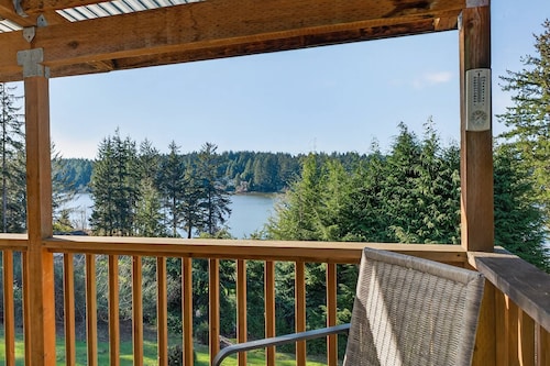 Cozy Lake Retreat with Stunning Views! 2 separate Living areas, Pet Friendly.